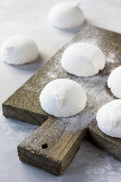 Delicate vanille marshmallows op een vintage stenen achtergrond