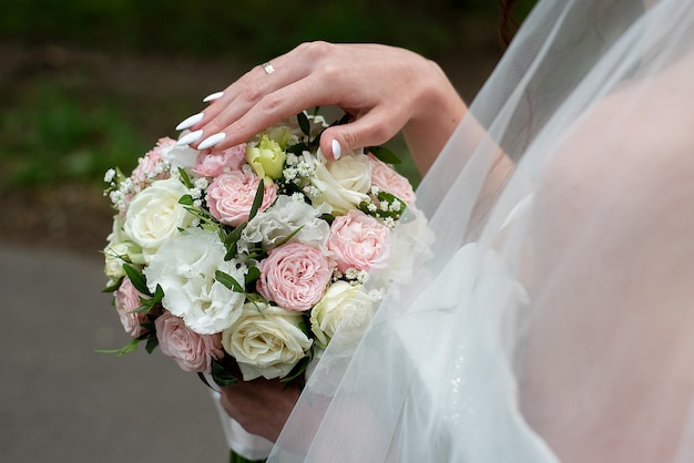 Delicato bouquet da sposa nelle mani della sposa idea per agenzie di eventi