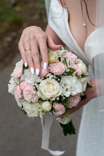 Delicato bouquet da sposa nelle mani della sposa idea per agenzie di eventi