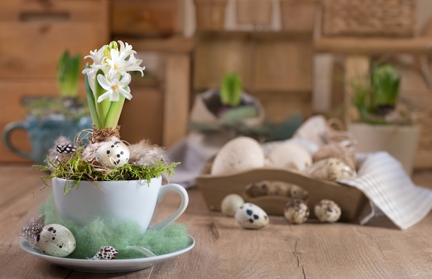 Photo delicate white hyacinth on vintage kitchen. happy easter!