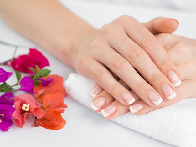 Photo delicate woman hands with manicured fingernails