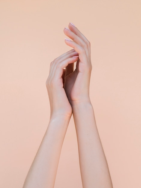 Foto vista laterale delle mani delicate della donna