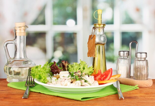 Delicatessenzeevruchtensalade met rijst op lichte achtergrond