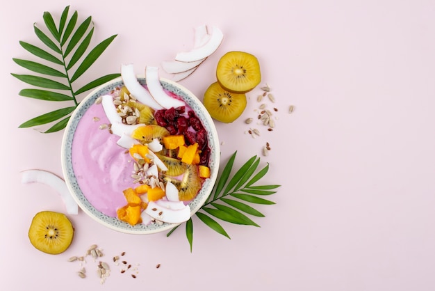 Foto disposizione deliziosa della ciotola di açai con lo spazio della copia