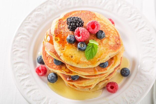 Photo delicious american pancakes with blueberries and raspberries