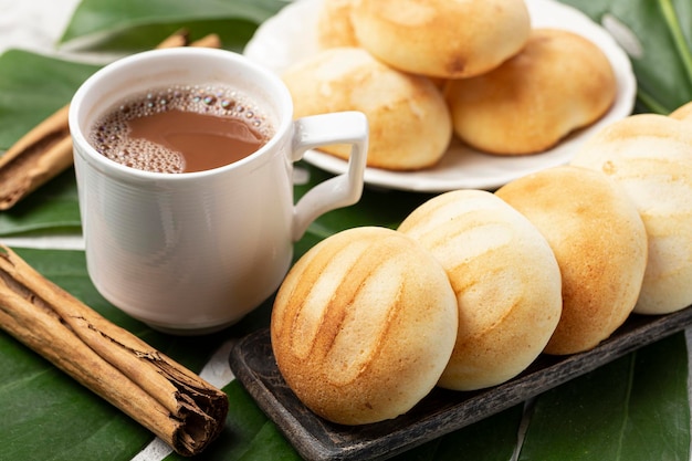 사진 맛있고 영양이 풍부한 알모자바나 (almojabanas) 또는 판데보노 (pandebono) 는 카사바 밀가루와 치즈를 기반으로 한 음식이다.