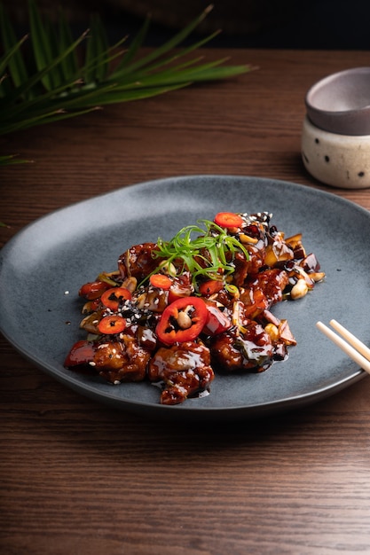 검은 접시에 제공되는 맛있는 아시아 요리 아시아 매운 음식