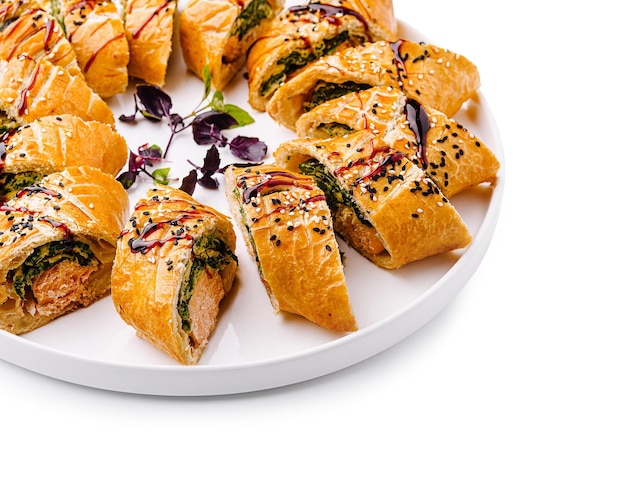 美味しい種類のペーストリの皿で,美味しいめ物とトッピング
