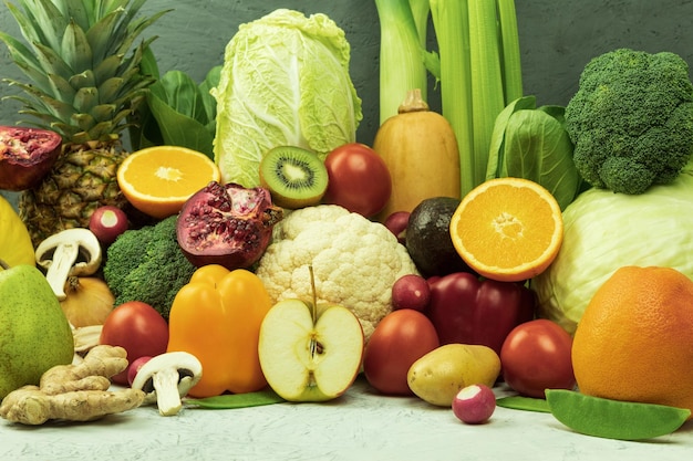 Вкусный ассортимент свежих спелых фруктов и овощей