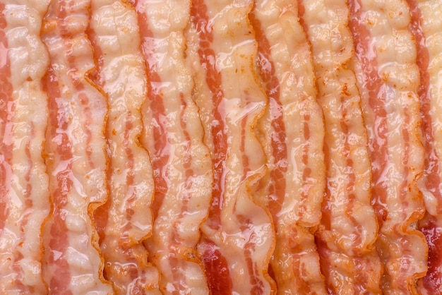 塩のスパイスとハーブをいたスライス状の美味しいベーコン