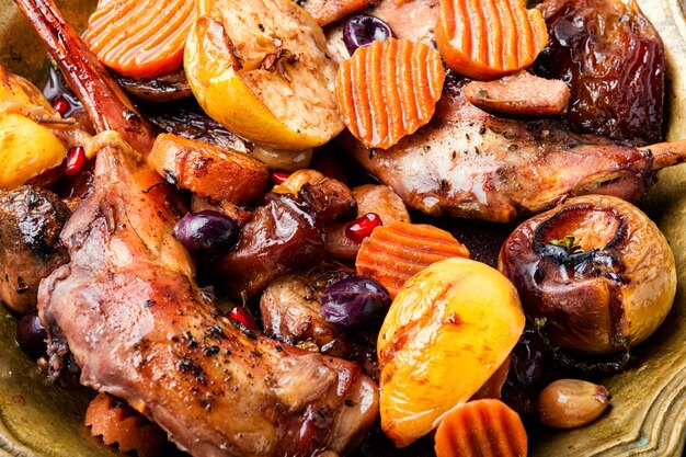 Carne di coniglio al forno deliziosa con frutta fondo dell'alimento, macro