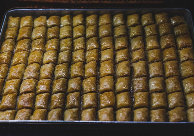 Photo delicious baklavas in a patisserie in turkey