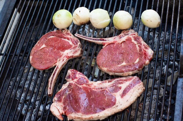 Foto delizioso barbecue con cipolle su una griglia