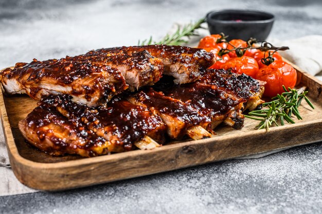 맛있는 바비큐 갈비는 매운 소스를 곁들여 구운 토마토와 함께 제공됩니다. 평면도