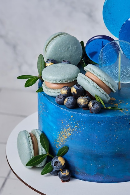 소년이나 남성을 위한 맛있고 아름다운 케이크 휴일 제과 디저트는 신선한 블루베리 허브 사탕과 과자로 장식되어 있습니다.