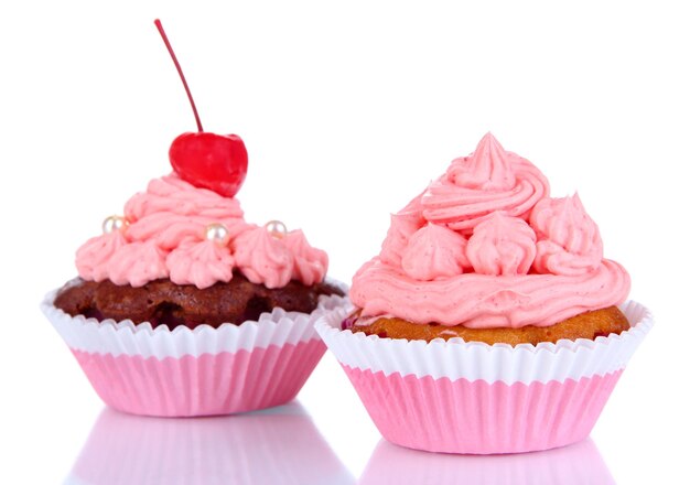 Foto deliziosi cupcakes belli isolati su bianco