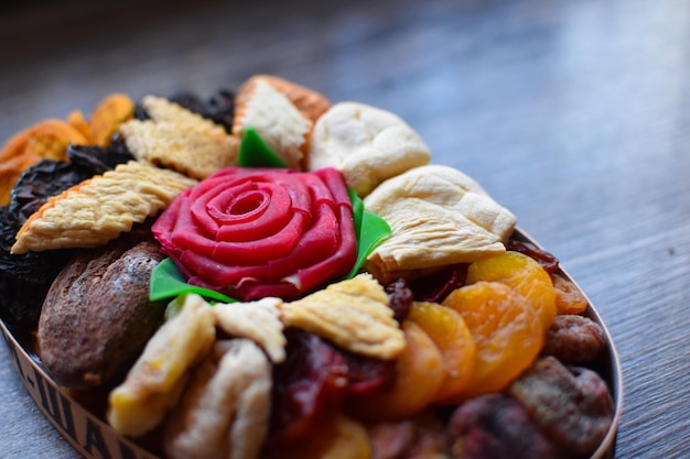 Bei dolci turchi deliziosi su un piatto. caramelle dolci fatte in casa colorate