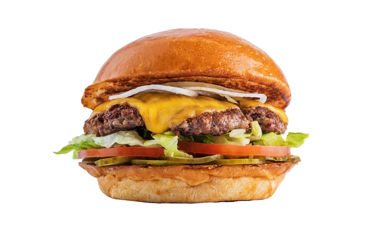 Photo delicious beef burger with cucumbers and tomatoes isolated