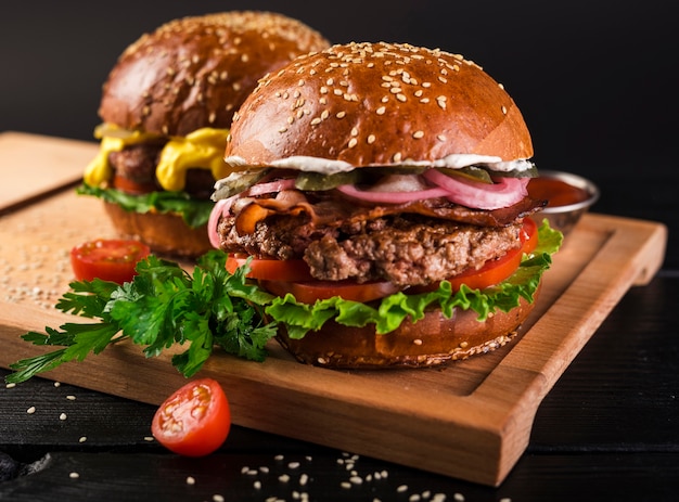 写真 木の板においしい牛肉ハンバーガー