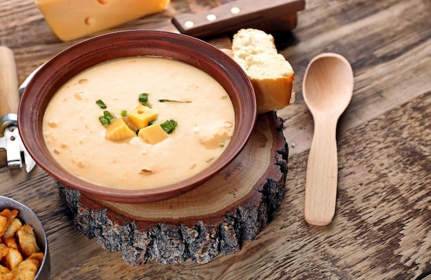 Вкусный пивной сырный суп с луком на столе