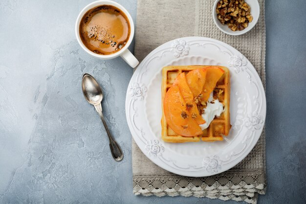 Foto deliziosi wafer belgi con pera caramellata e noci