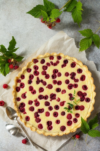 Deliziosa torta ai frutti di bosco dolce estate torta di lamponi con lamponi freschi vista dall'alto