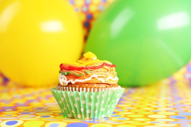 Foto delizioso cupcake di compleanno su sfondo luminoso