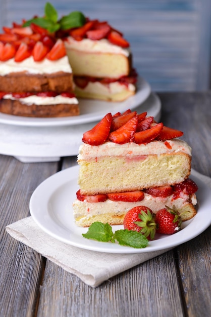 회색 배경 위에 테이블에 딸기가 있는 맛있는 비스킷 케이크