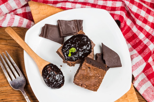 おいしい苦い甘いとファッジ。ブラウニーはチョコレートケーキの一種です。