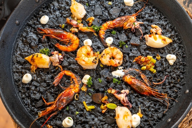 마요르카 에서 맛있는 검은  파엘라 와 그릴 된 새우 와 오징어