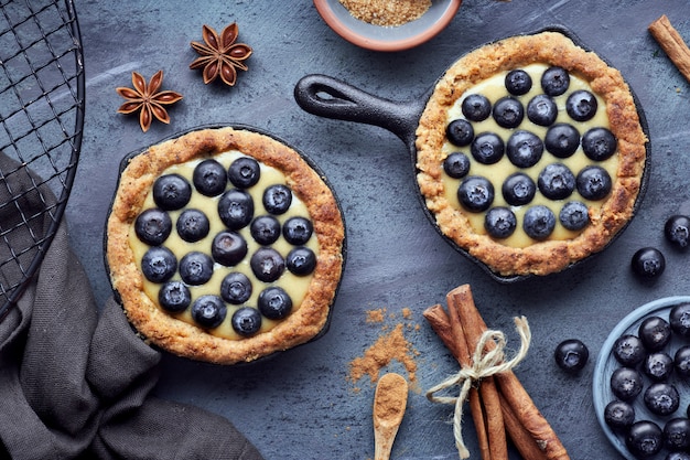 Deliziosi tortini ai mirtilli con crema pasticcera alla vaniglia