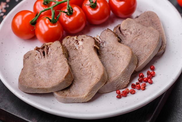 야채와 향신료로 얇게 썬 맛있는 삶은 우설