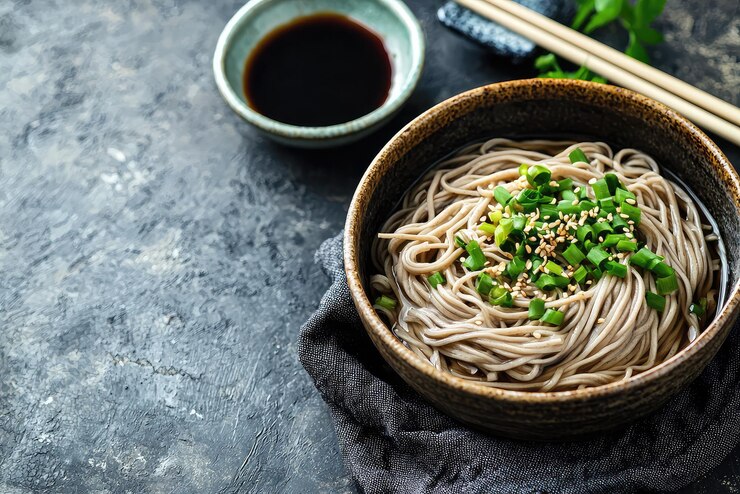 Photo 緑のニンニクとセサミシードで覆われた美味しいザルーソバヌードル