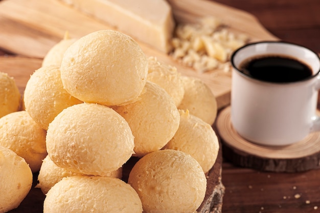 맛있는 브라질 치즈 빵. 라틴 아메리카에서는 Chipa, Pan de Bono 및 Pan de Yuca로도 알려져 있습니다.