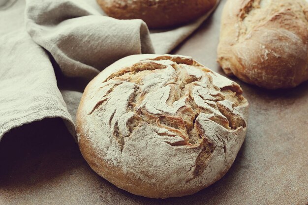 Foto un delizioso pane sul tavolo .