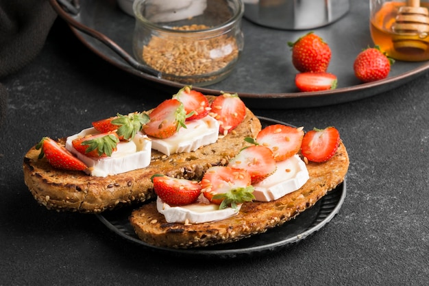 Photo delicious bread with strawberry and honey