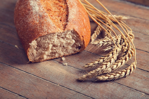 Delizioso pane su un tavolo di legno