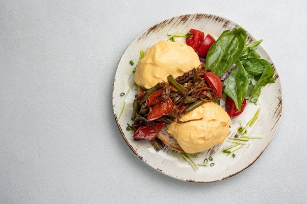 맛있는 아침 식사 베이네트 계란과 긴 채소와 토마토