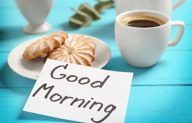 나무 테이블이 닫혀 있는 맛있는 아침 식사와 GOOD MORNING 인사말