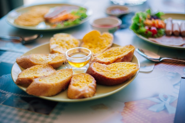 写真 テーブルの上のおいしい朝食