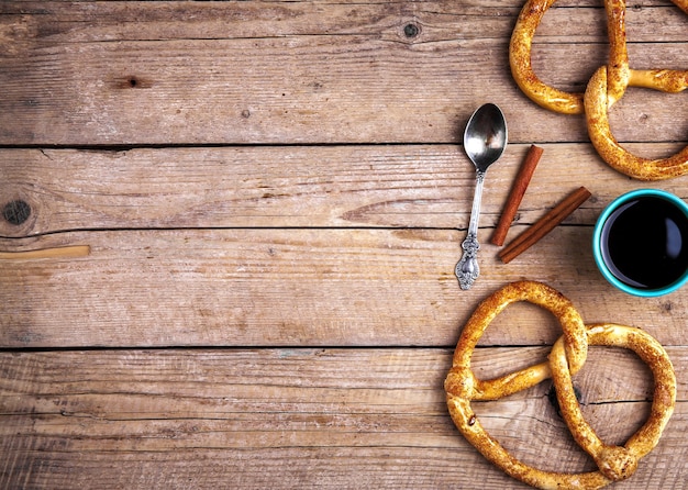 Deliziosa colazione, un pretzel con caffè su fondo in legno. il cibo, le bevande.