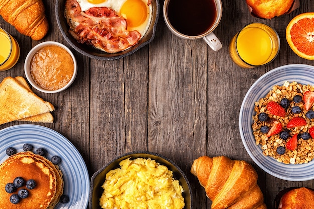 Deliziosa colazione su un tavolo rustico vista dall'alto copia spazio