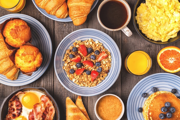 Deliziosa colazione su un tavolo rustico