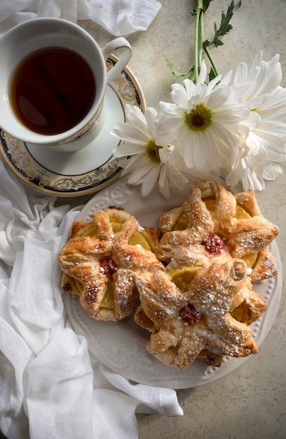 Deliziosa colazione al mattino soleggiato pasta sfoglia al forno con condimenti