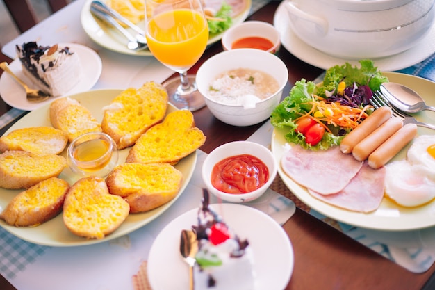 Foto deliziosa colazione a tavola. deliziosa colazione sul tavolo