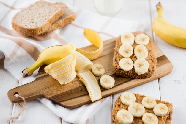 Foto deliziosa colazione con banana e burro di arachidi