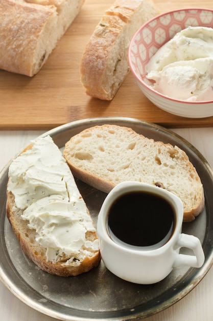 柔らかい豆腐とコーヒーに広がるパンの美味しい朝食。