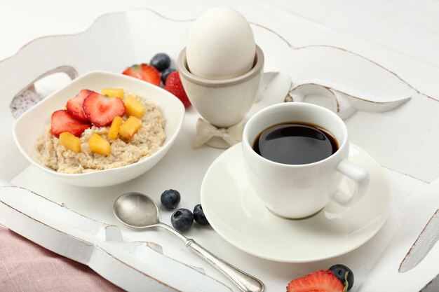 커피 계란과 오트밀로 맛있는 아침 식사