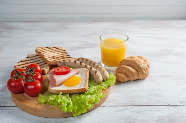 Deliziosa colazione con croissant, panini e succo d'arancia