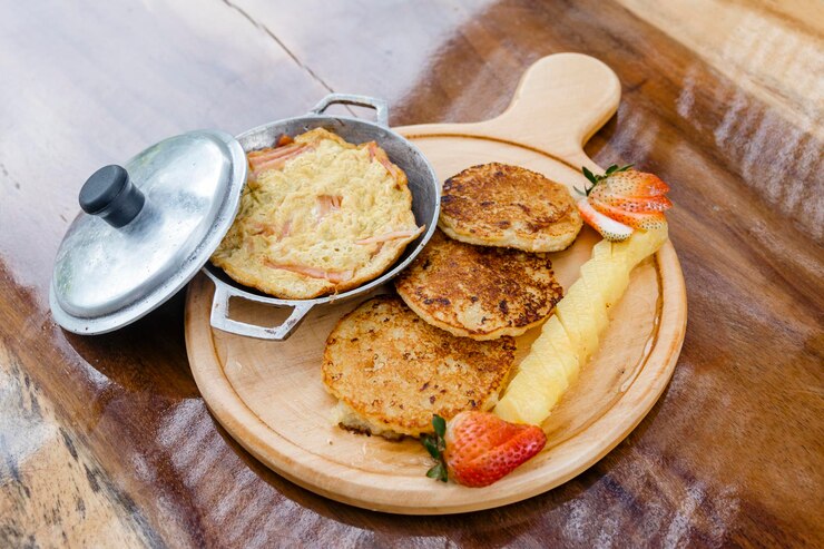 Photo delicious breakfast with egg and corn cake